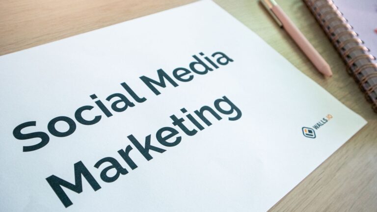 Plan marketingu i social media na biurku z notatnikiem i długopisem