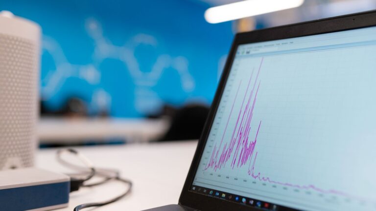 Wykres analityczny na ekranie laptopa podczas pracy z danymi i widocznością online