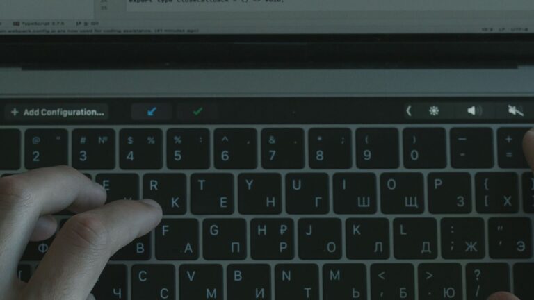 Kod strony internetowej na ekranie laptopa podczas pracy technicznej nad serwisem